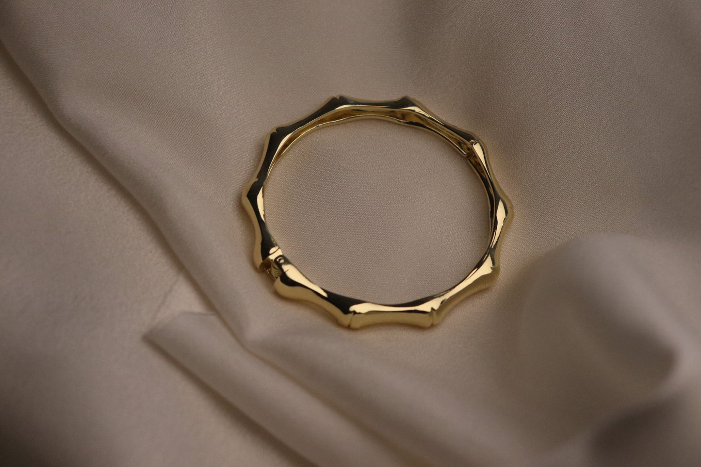 Elegant 22K Gold Zigzag Edge Bangle - Luxe Stackable Cuff