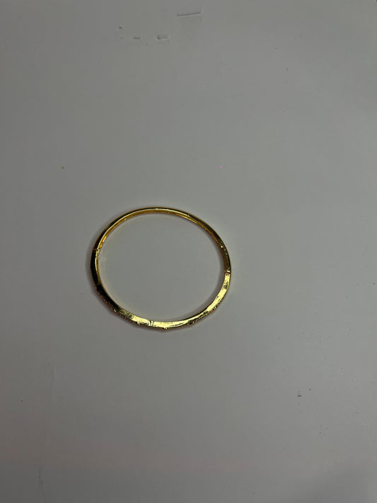 💛 Elegant Gold Textured Stone-Studded Bracelet