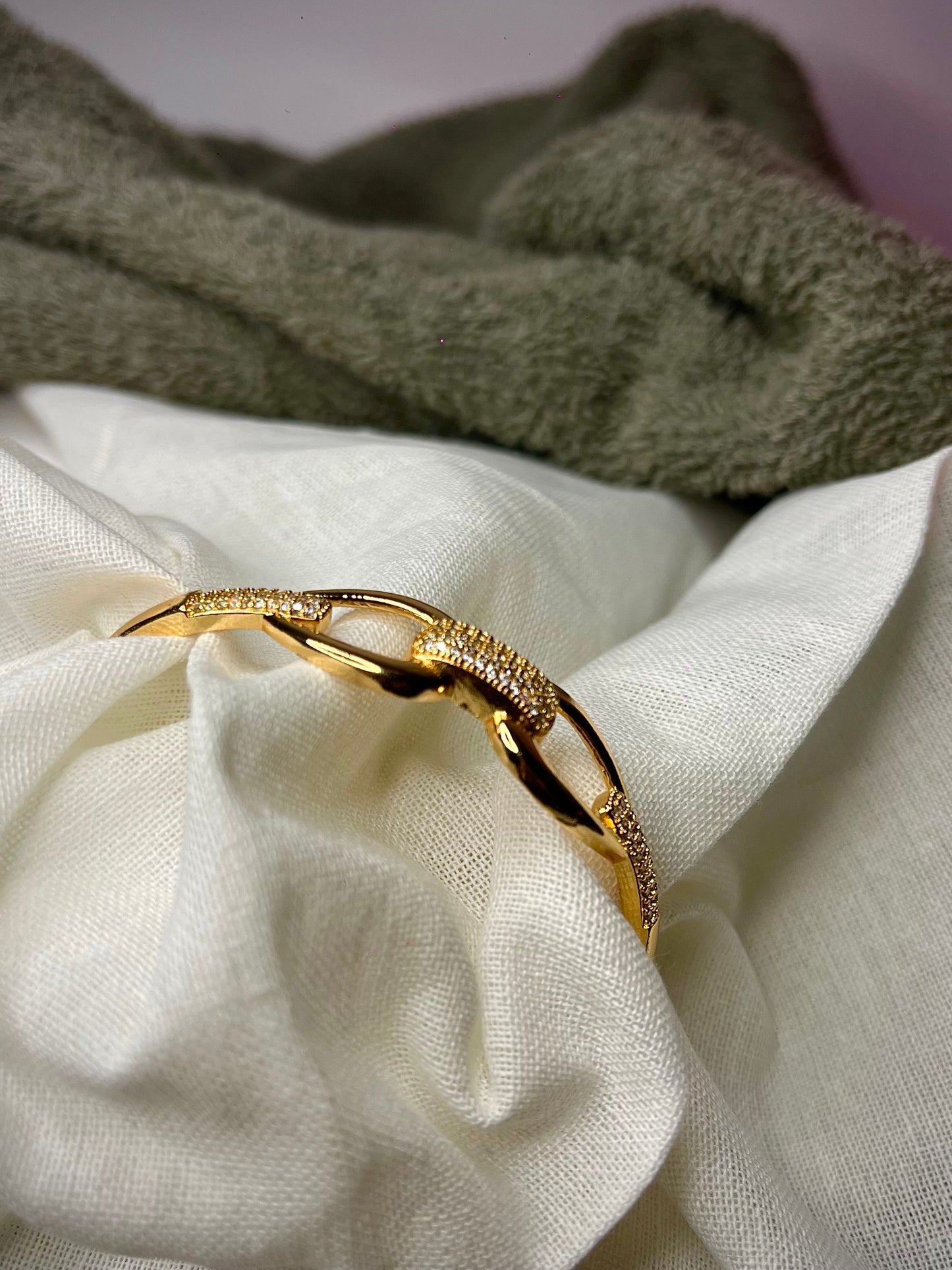Elegant Gold-Plated Link Bracelet