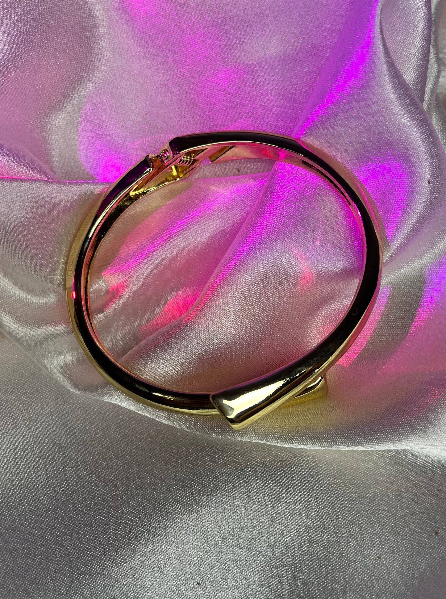 Chic Gold Cuff Bracelet – Bold Elegance