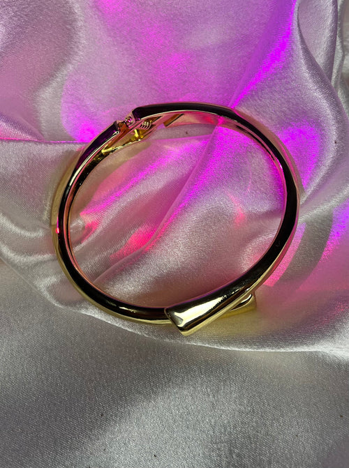 Chic Gold Cuff Bracelet – Bold Elegance