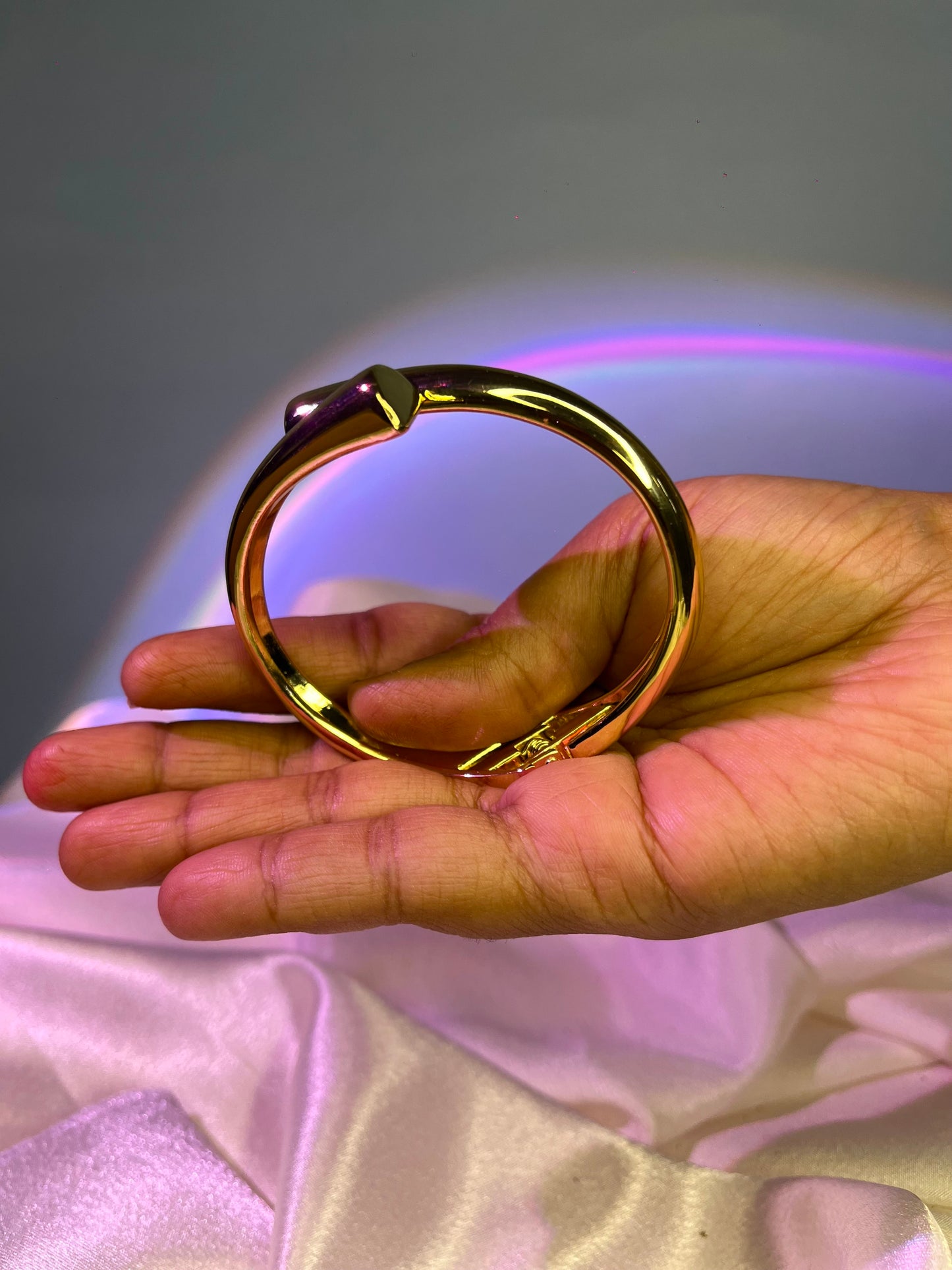 Chic Gold Cuff Bracelet – Bold Elegance