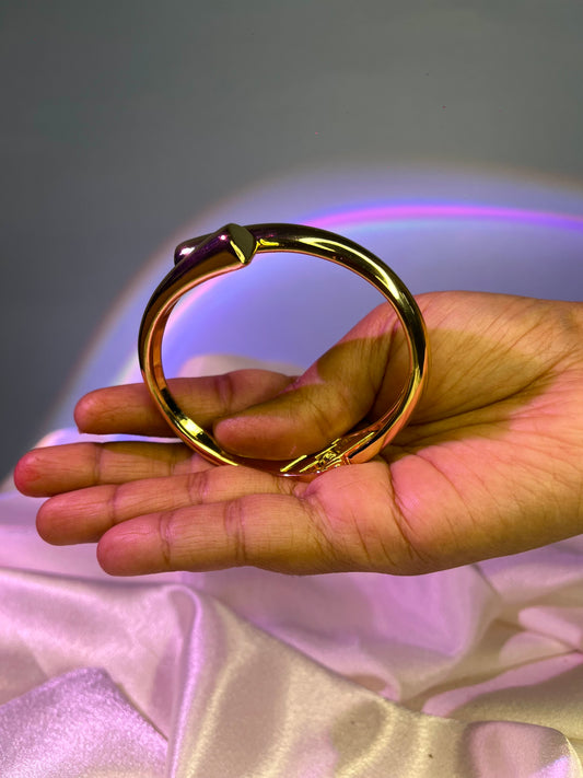 Chic Gold Cuff Bracelet – Bold Elegance