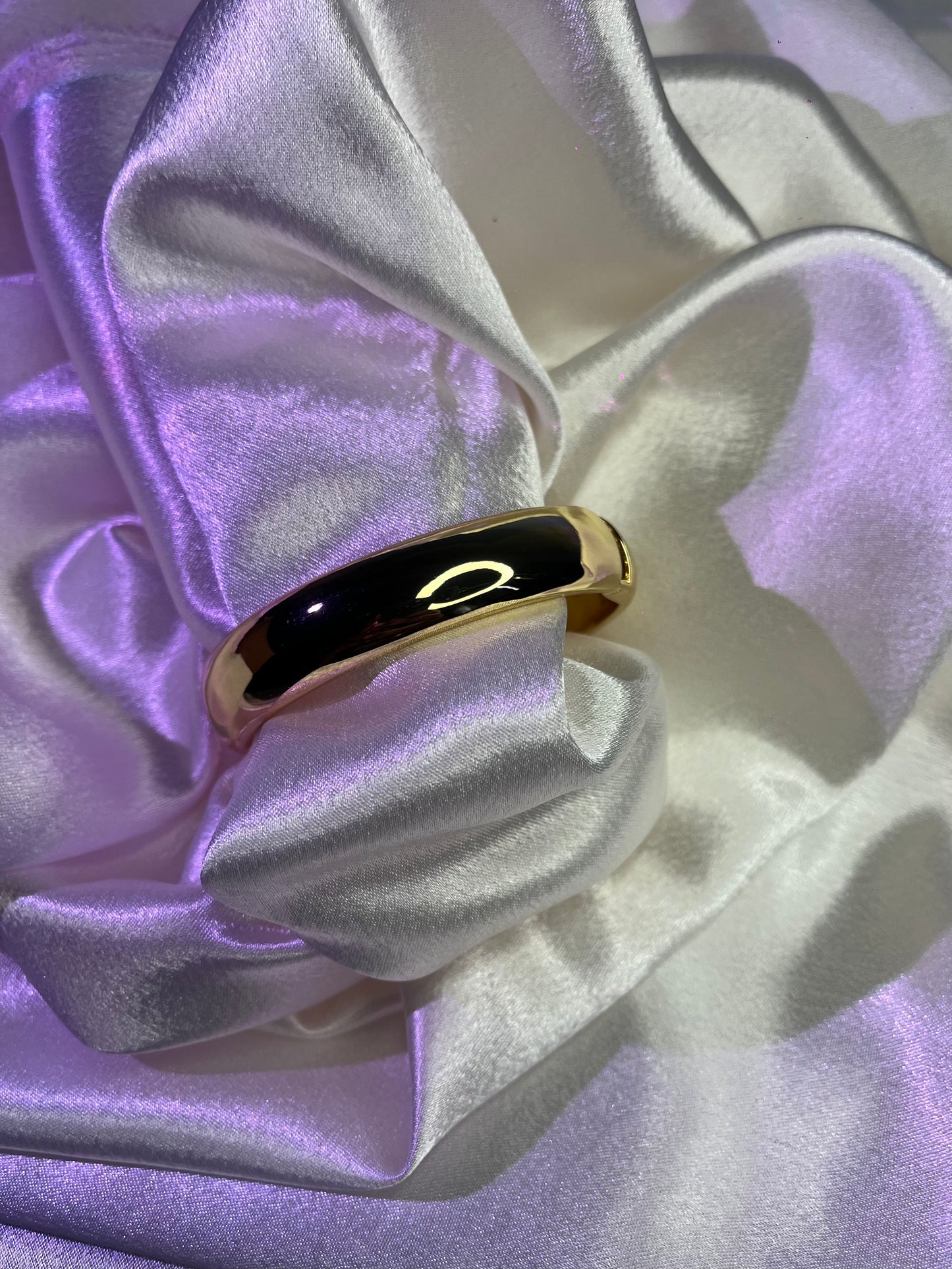 Luxurious Gold Hinged Cuff Bracelet – Sleek Sophistication