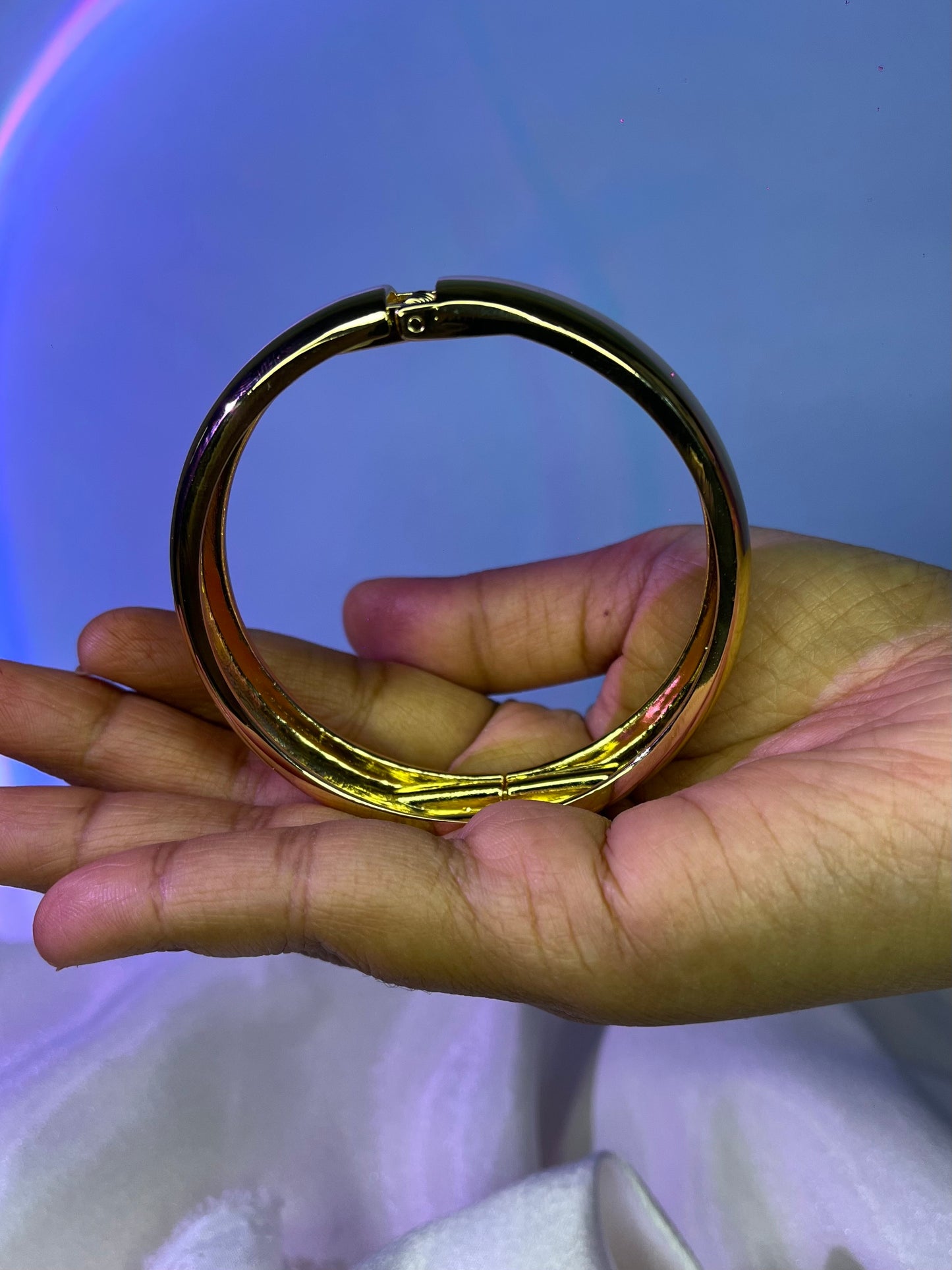 Luxurious Gold Hinged Cuff Bracelet – Sleek Sophistication