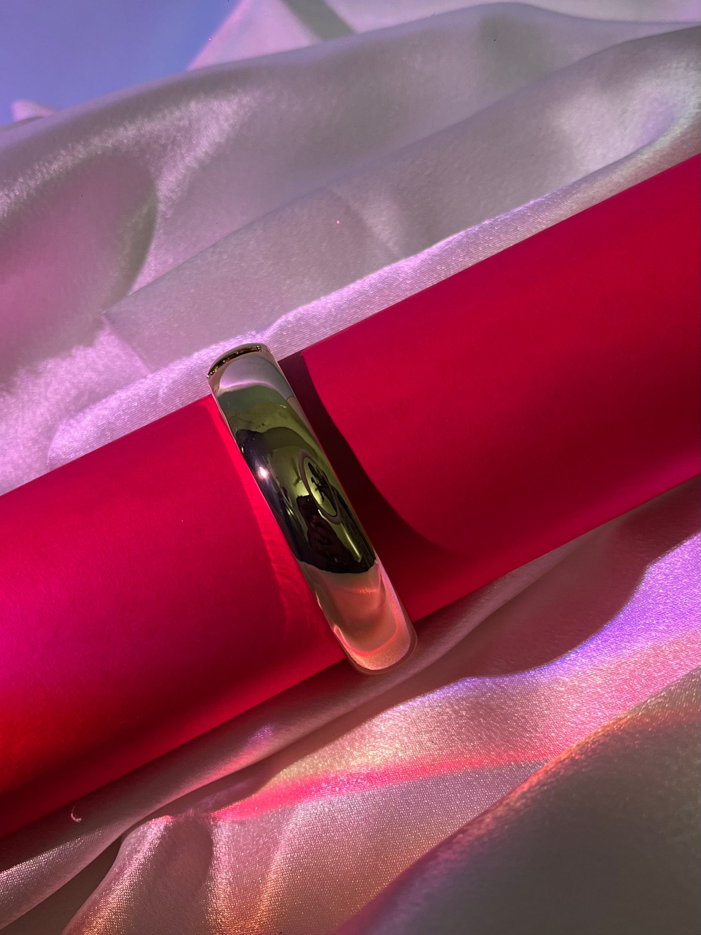 Luxurious Gold Hinged Cuff Bracelet – Sleek Sophistication