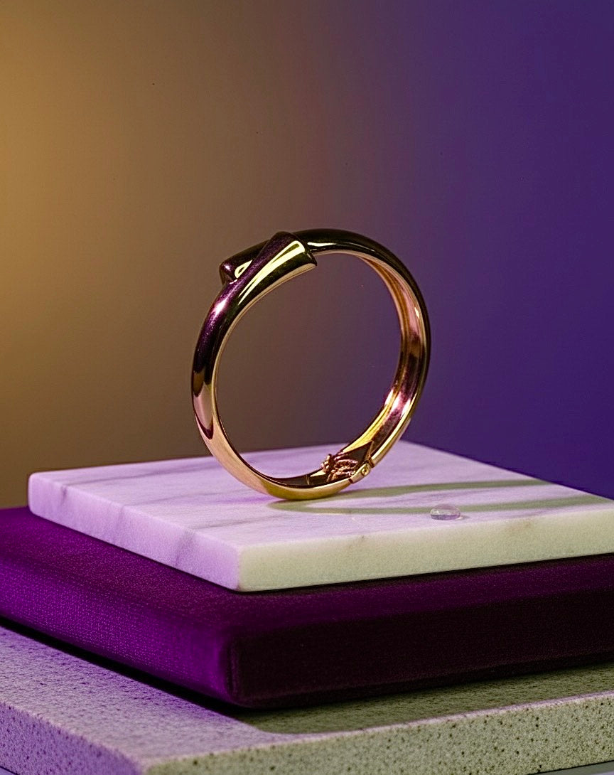 Chic Gold Cuff Bracelet – Bold Elegance