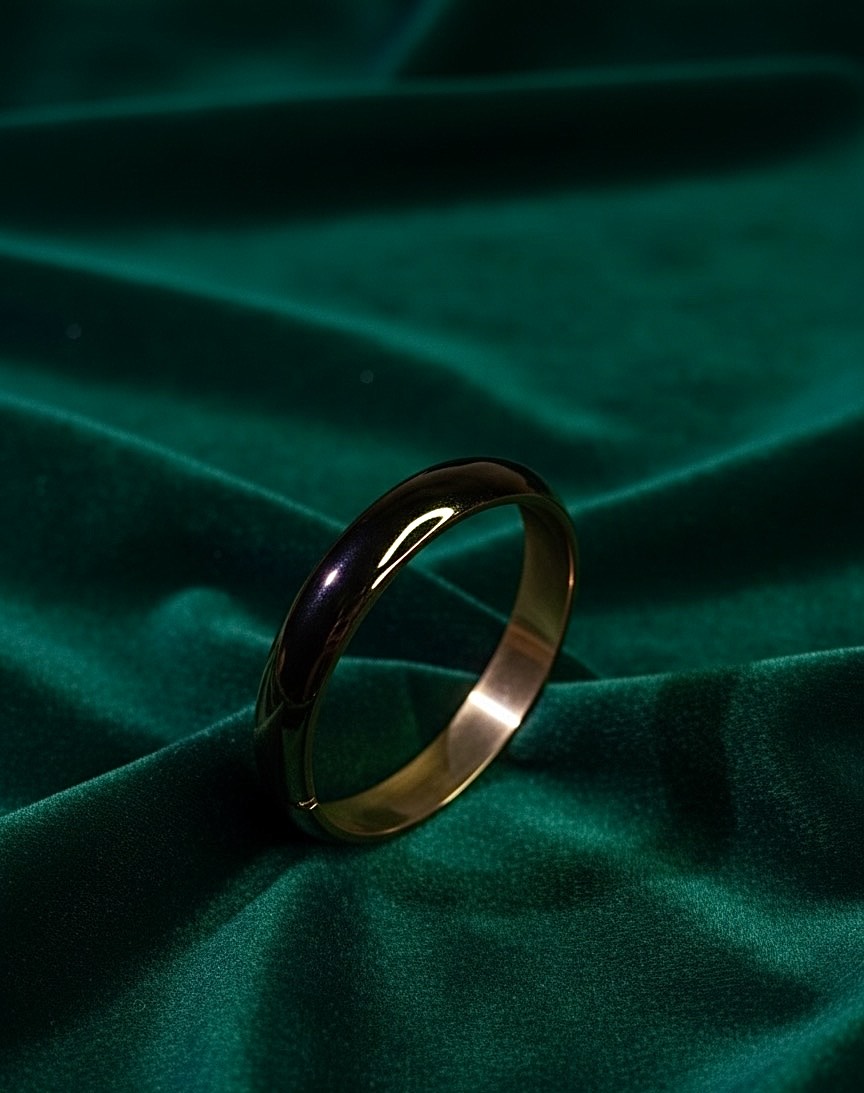 Luxurious Gold Hinged Cuff Bracelet – Sleek Sophistication