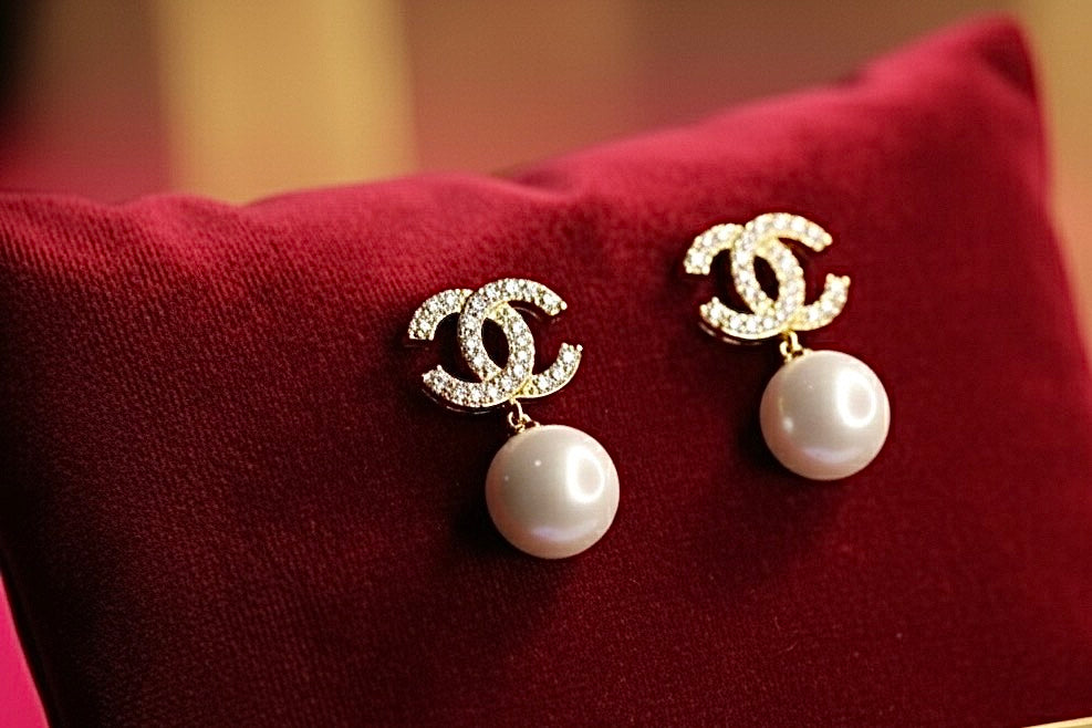 Chic Imitation CC Logo Pearl Drop Earrings - Affordable Elegance
