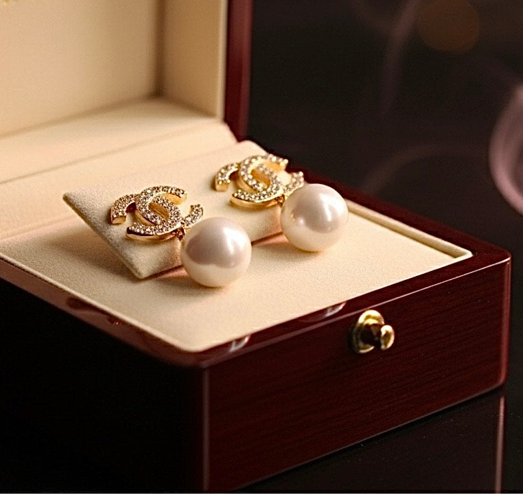 Chic Imitation CC Logo Pearl Drop Earrings - Affordable Elegance