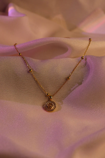 Classic Round Floral Pendant Necklace