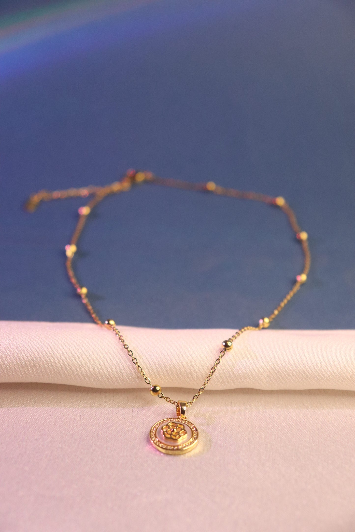 Classic Round Floral Pendant Necklace