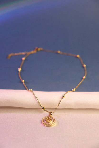 Classic Round Floral Pendant Necklace