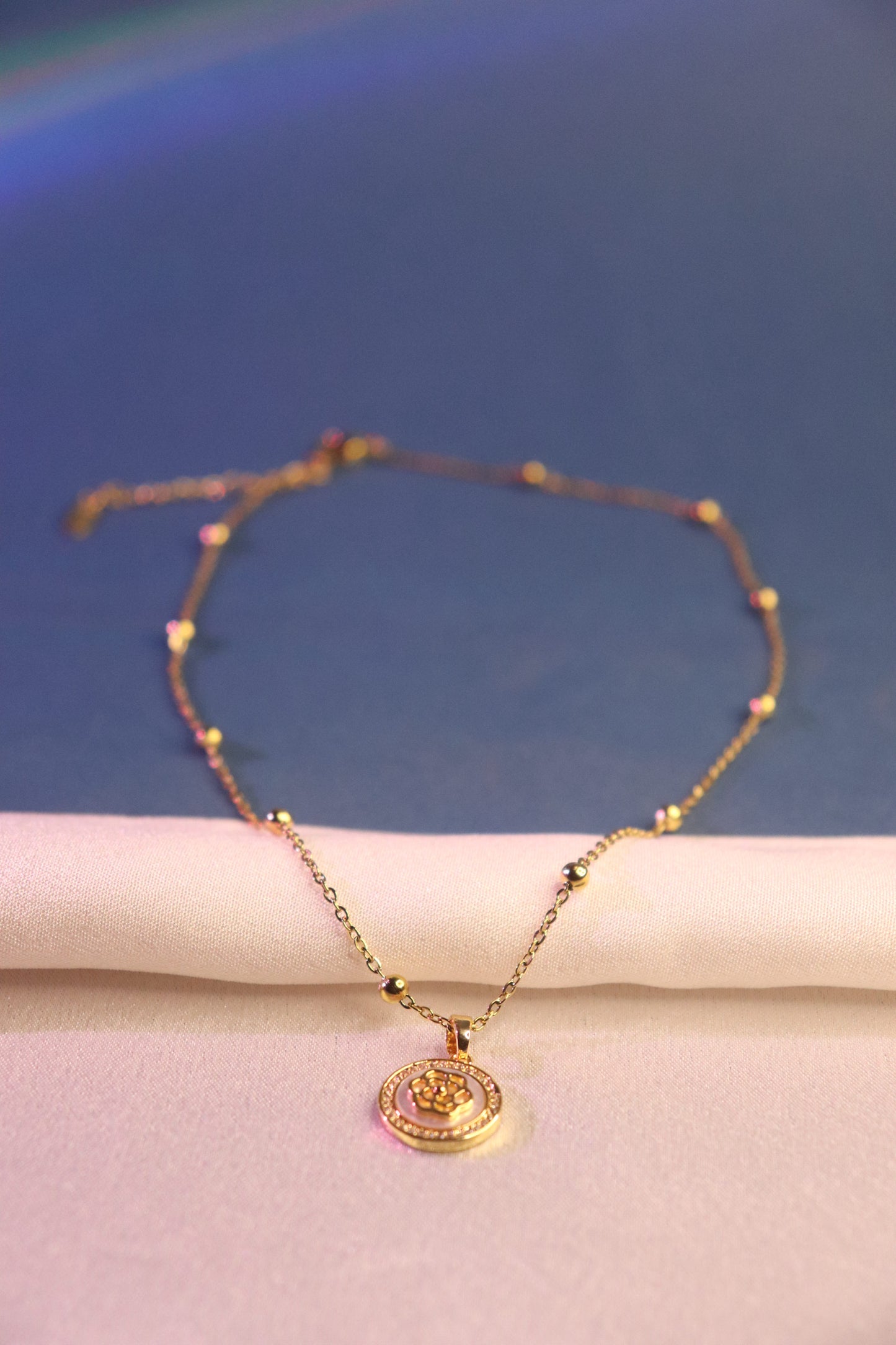 Classic Round Floral Pendant Necklace