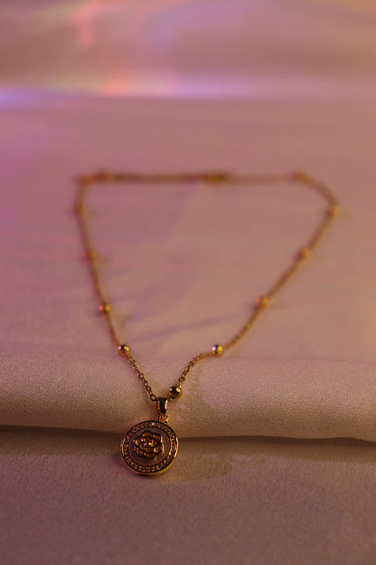 Classic Round Floral Pendant Necklace