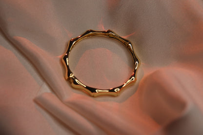 Elegant 22K Gold Zigzag Edge Bangle - Luxe Stackable Cuff