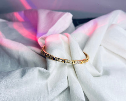 💛 Elegant Gold Textured Stone-Studded Bracelet