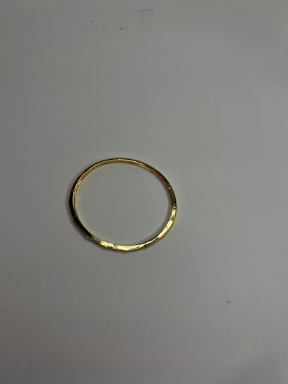 💛 Elegant Gold Textured Stone-Studded Bracelet