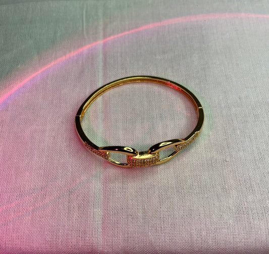 Elegant Gold-Plated Link Bracelet