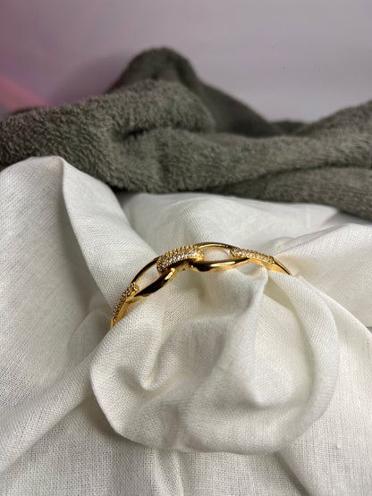 Elegant Gold-Plated Link Bracelet
