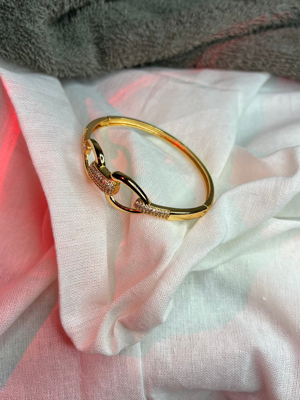 Elegant Gold-Plated Link Bracelet