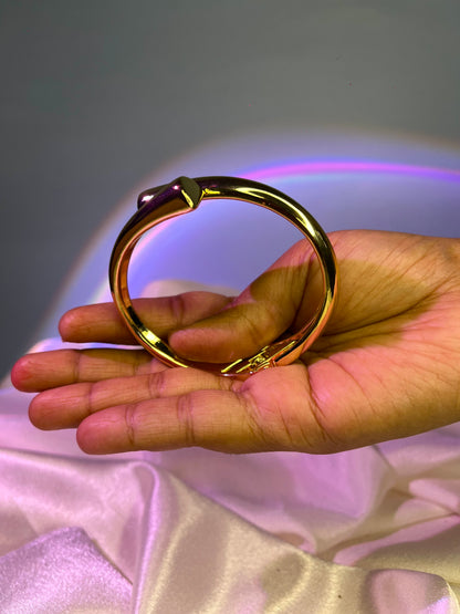 Chic Gold Cuff Bracelet – Bold Elegance
