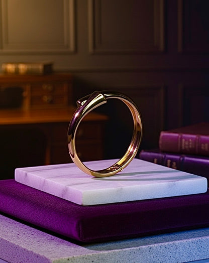 Chic Gold Cuff Bracelet – Bold Elegance