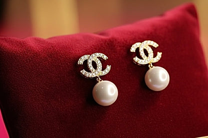 Chic Imitation CC Logo Pearl Drop Earrings - Affordable Elegance