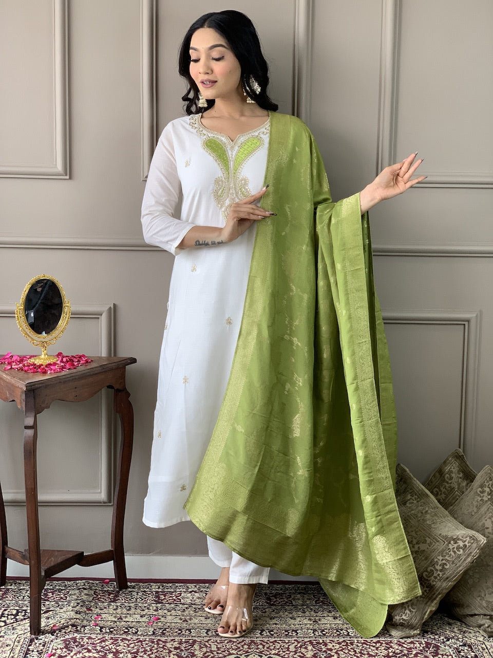 Women's Off White viscose blend  with  Embroidered Straight Kurta with Viscose blend  Pant And viscose Jacquard   Dupatta Sets  D564
