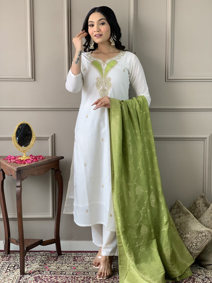 Women's Off White viscose blend  with  Embroidered Straight Kurta with Viscose blend  Pant And viscose Jacquard   Dupatta Sets  D564