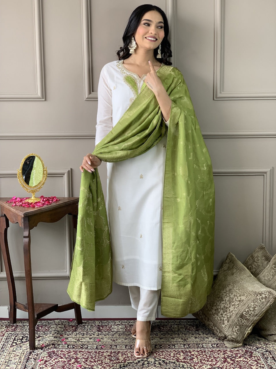 Women's Off White viscose blend  with  Embroidered Straight Kurta with Viscose blend  Pant And viscose Jacquard   Dupatta Sets  D564