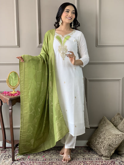 Women's Off White viscose blend  with  Embroidered Straight Kurta with Viscose blend  Pant And viscose Jacquard   Dupatta Sets  D564