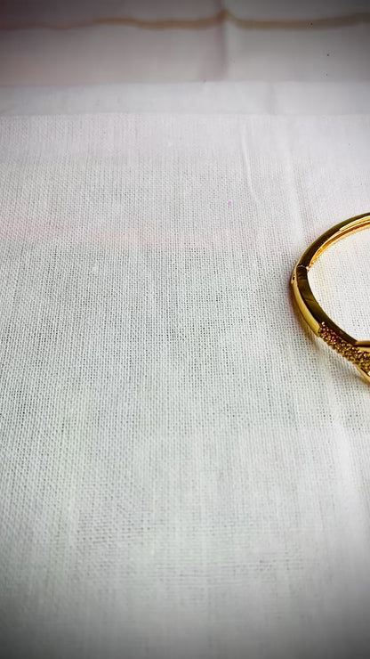 Elegant Gold-Plated Link Bracelet